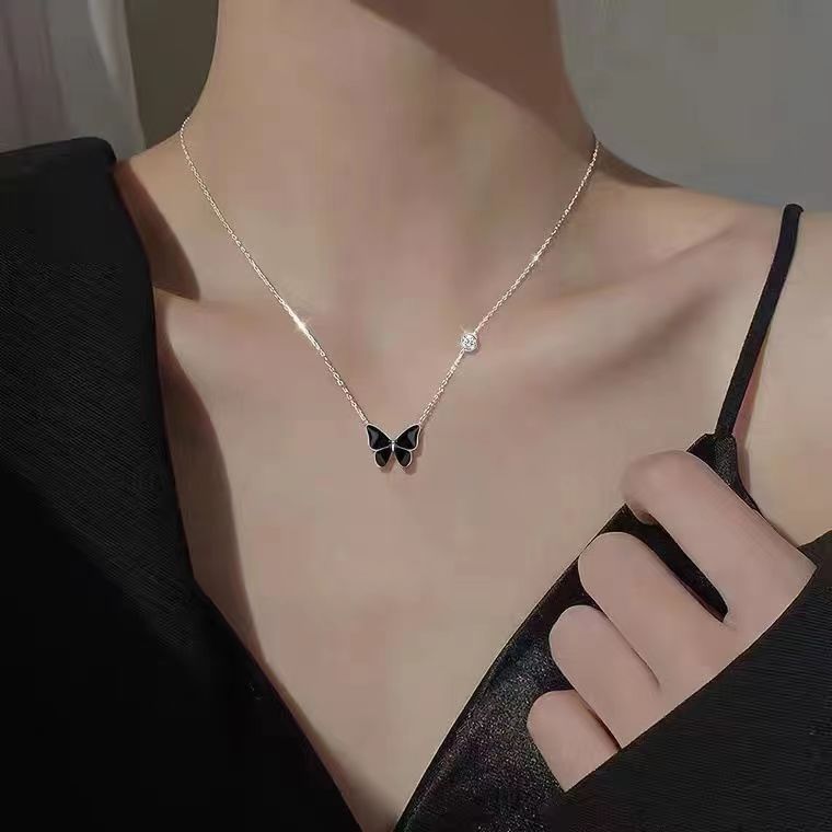 Nuevo estilo cálido collar de mariposa que cambia de color diseño de nicho femenino colgante de mariposa elegante luz de lujo todo fósforo Cadena de clavícula femenina