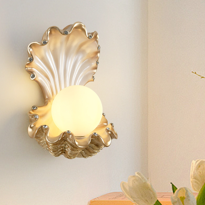 Decoración de pared de TV de alta gama, pared de fondo de habitación de niños franceses, nueva lámpara de cabeza, lámpara de pared, dormitorio de crema, espalda de perlas creativas