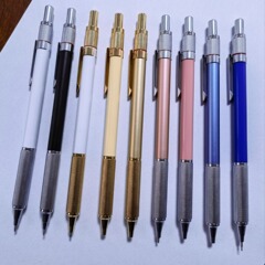 シャープペンシルは、ボックスに入れて押すと、光る色が超素敵で、かわいい漫画風のメタル製で、自動で彩りを変える光感デザインです。