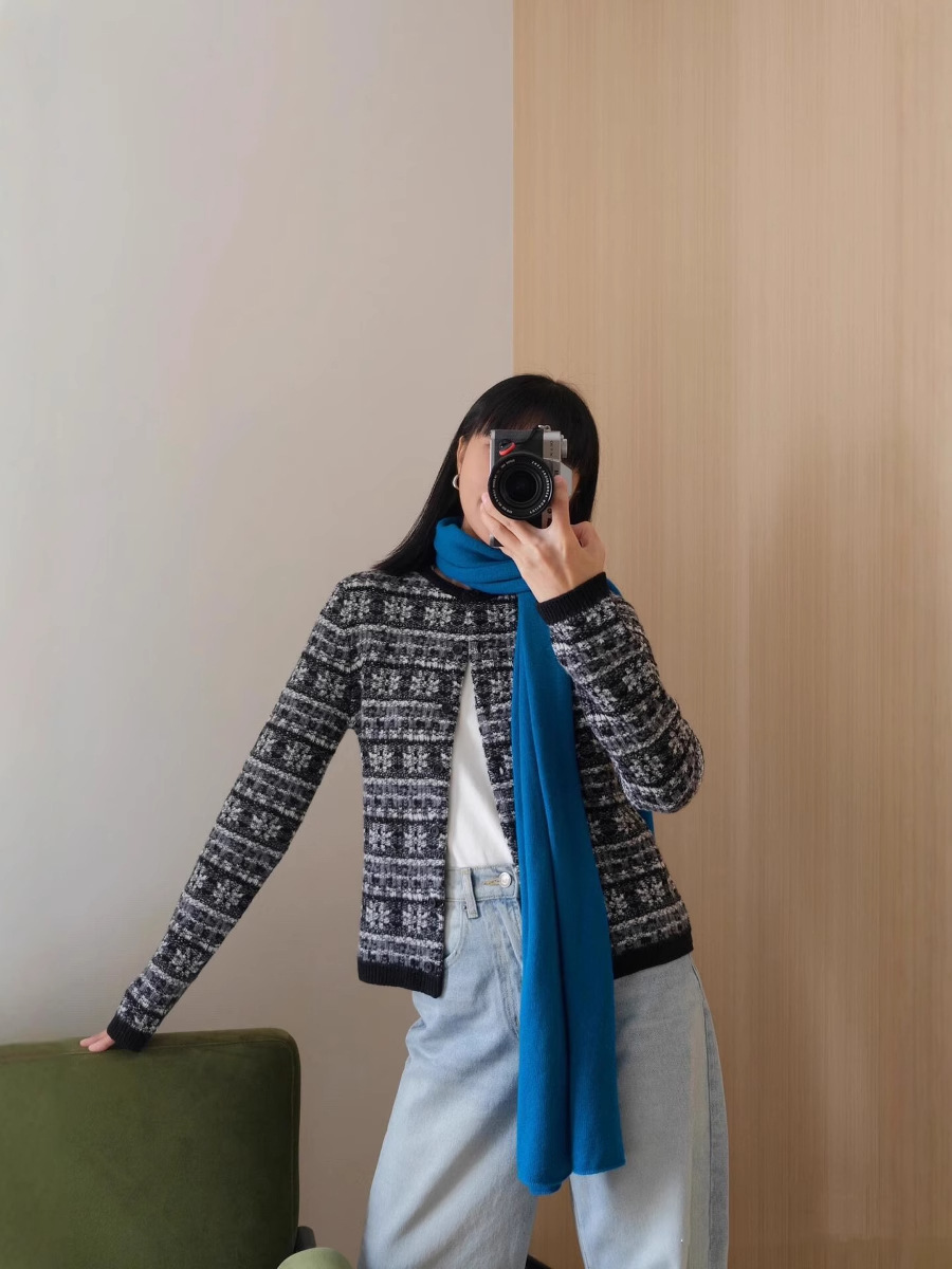 Delgado y versátil blanco y negro clásico copo de nieve atmósfera jacquard cuello redondo suéter de punto de lana chaqueta mujer 4148