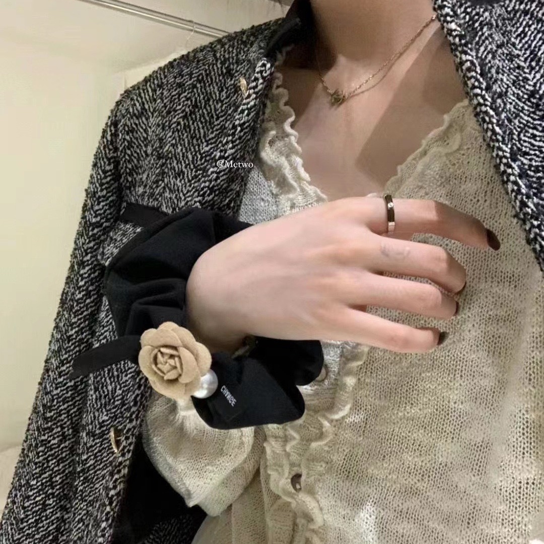 Pequeño libro rojo explosivo camellia anillo de pelo pequeño viento fragrante francés tela de traje suave cuerdas de cabeza de bola cuerda de cabeza