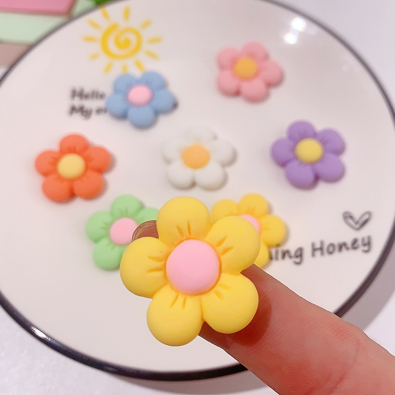 Venta caliente de cinco pétalos grandes accesorios de resina de flor diy caja de teléfono móvil adornamiento de cabello agujero material de parche de hebilla agujero al por mayor