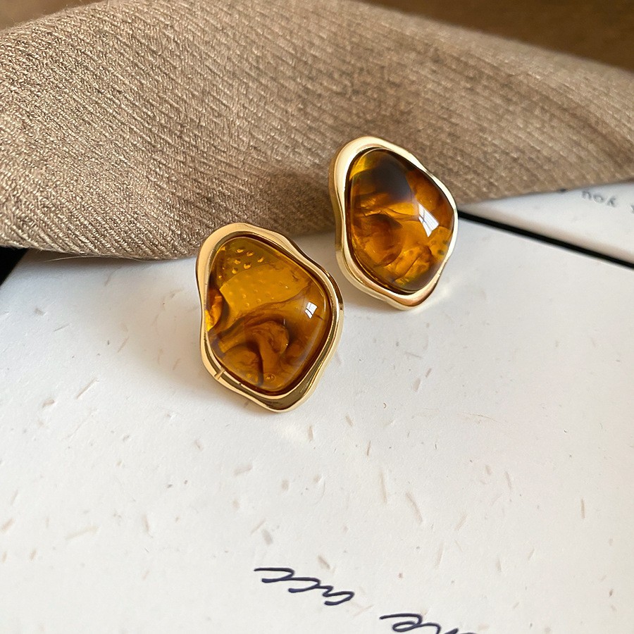 Aguja de plata Pendientes geométricos Maillard Pendientes de lujo ligero retro de nicho Pendientes de temperamento de todo fósforo de moda Sentido de alta gama al por mayor