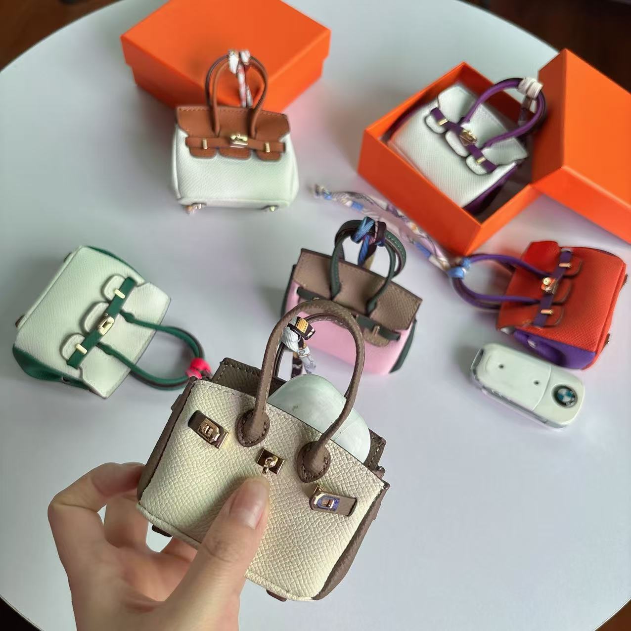 Mini colgante de bolsa de platino de color de contraste, colgante de bolsa de auriculares sobre rojo de alta gama, colgante de llavero de coche, colgante al por mayor