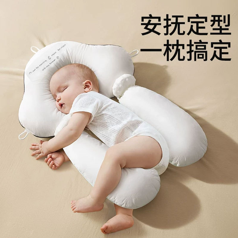 赤ちゃんの定型枕の神器新生児の赤ちゃんは抱きしめて枕をなだめて寝ます。|undefined