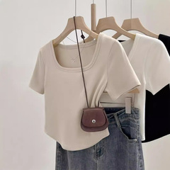 フランス式の肩の方の襟の鎖骨のtシャツの女性の夏のデザイン感の杏色のアーチ形の裾は腰の短いギャルの上着を収めます。