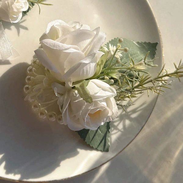 1 white wrist flower (8cmx6cmx2cm, 14g)