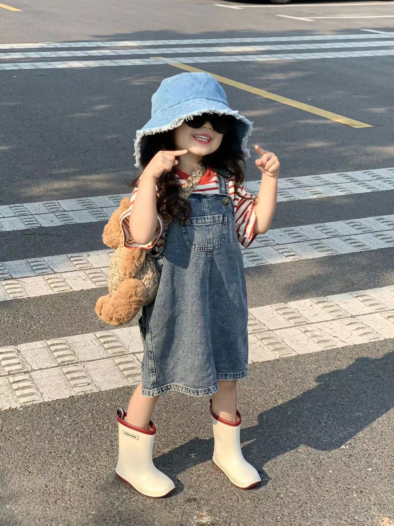 韩版童装女童套装2023夏季儿童甜酷牛仔背带裙搭配条纹T恤两件套