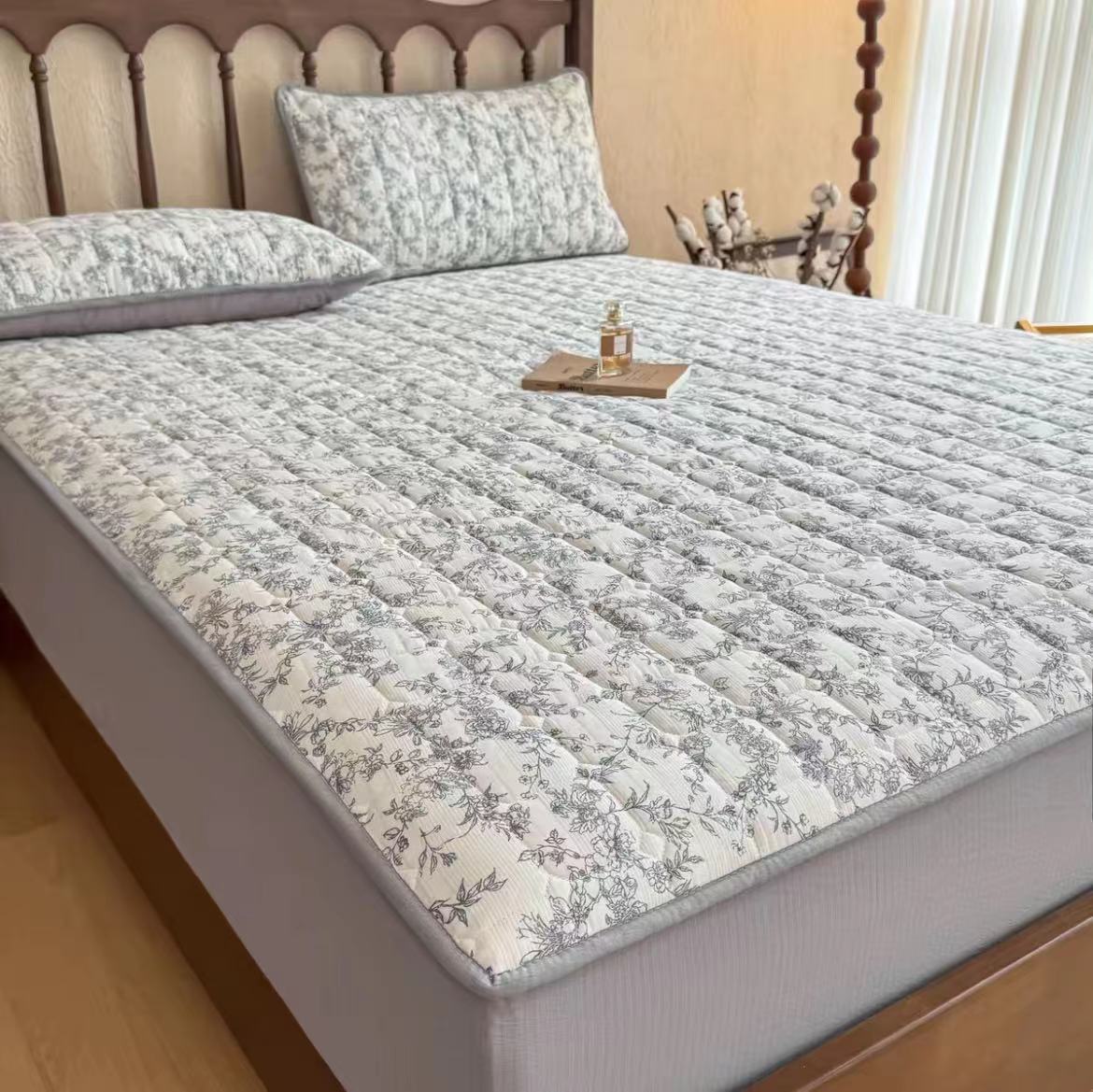 Thickened Quilted Fitted Sheet, Cloud-Like Cotton, Universal for All Seasons, Fully Surrounded Anti-Slip Bed Cover, Dirt-Proof Mattress Protector, Three-Piece Set