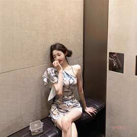 复古青花印花斜肩短袖连衣裙女夏季设计感收腰裙子辣妹不规则短裙