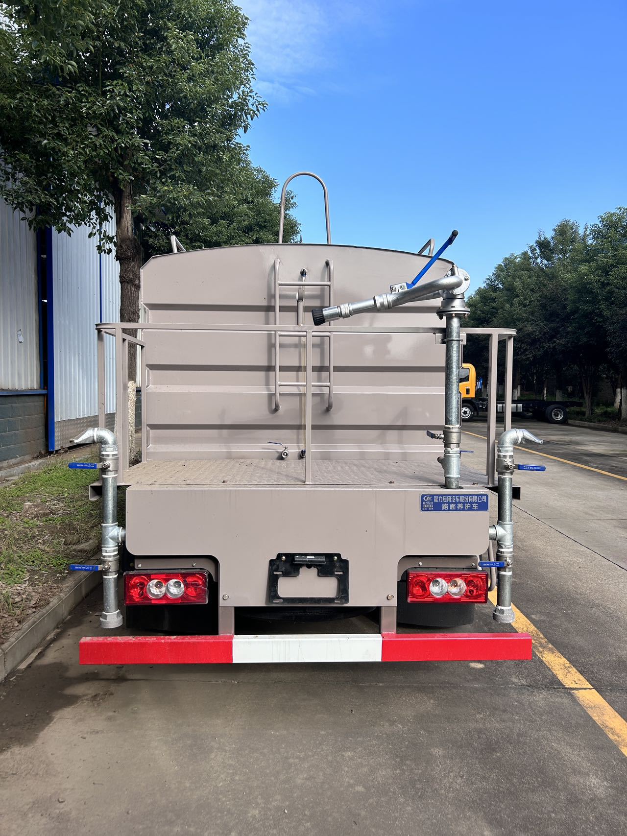 Blue license plate sprinkler truck, Foton Linghang M5 blue license plate sprinkler truck price, complete range of models, available for installment payments