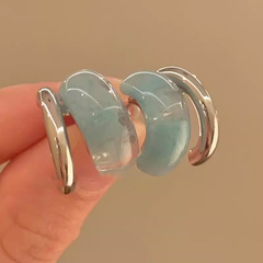 氷は青々としています。秋冬の雰囲気感はフランス樹脂C型イヤリングです。