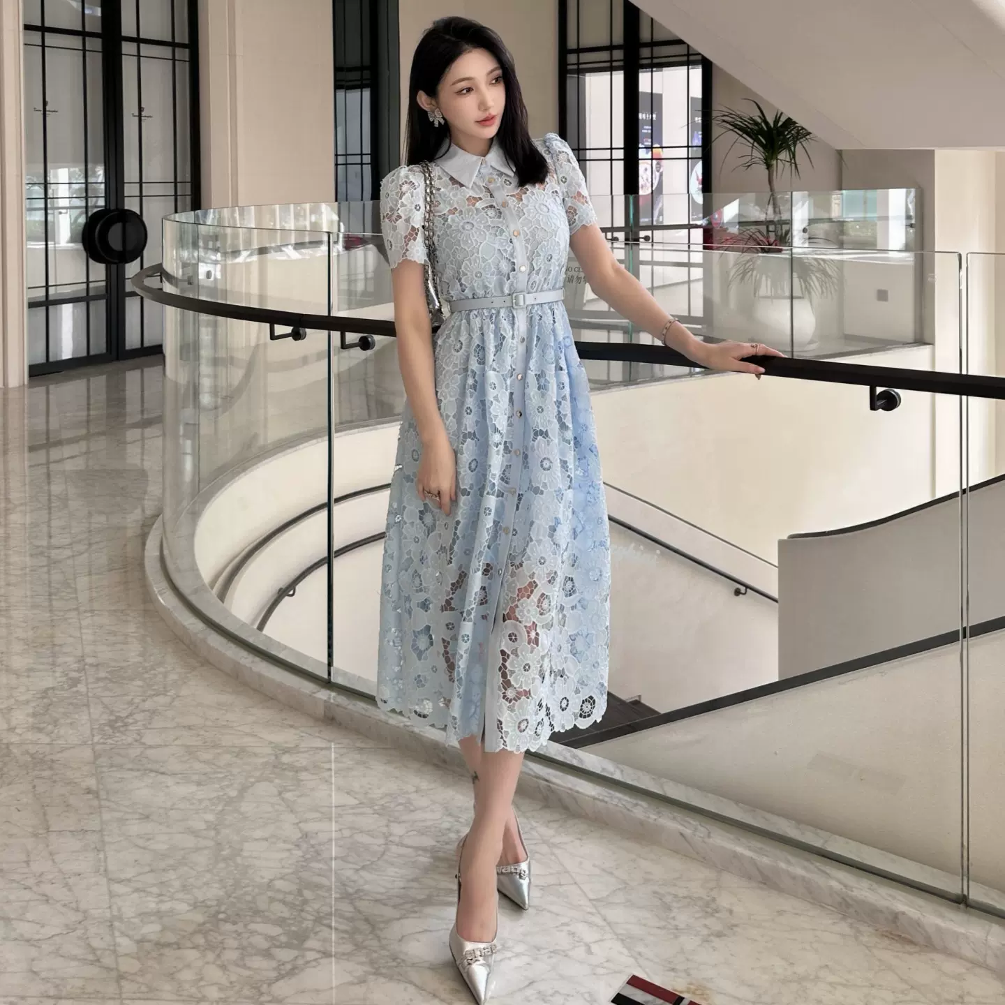 2026年春夏新款女装浅蓝色激光镂空刺绣气质通勤风修身长款连衣裙