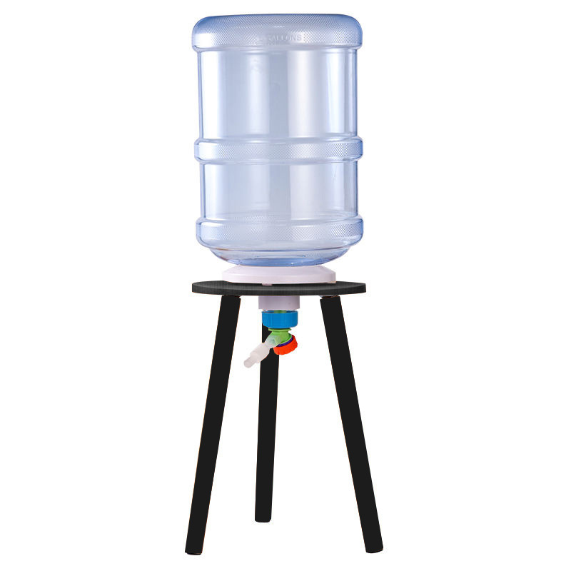 Conjunto completo para piscicultura (balde azul claro 15 litros + suporte de madeira preto + bica de água + tubo)