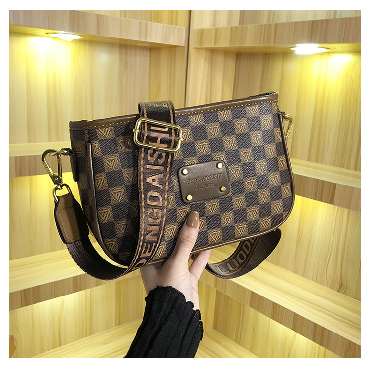 Women's bags 2023 new style versatile printed armpit bag Internet celebrity temperament high-end single shoulder crossbody bag small square bag_voghion.com