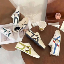 ������������ݶ��������ϻ�����Ь����һ�ŵ���Ů�˶����г���Ь