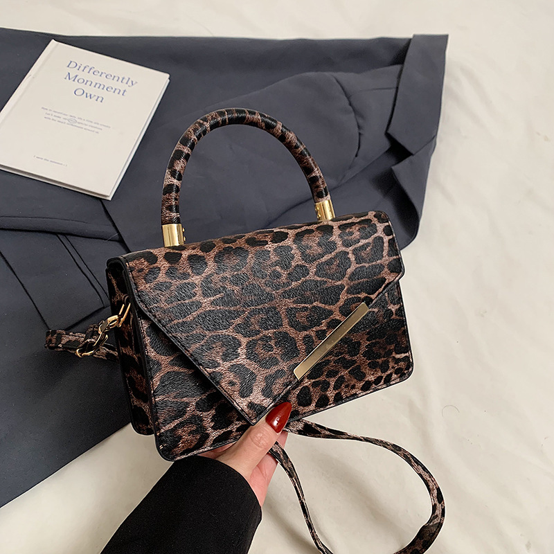 2024 otoño y invierno nueva moda leopardo moda cadena de personalidad estilo extranjero un hombro en diagonal bolso de mujer bolso cuadrado red