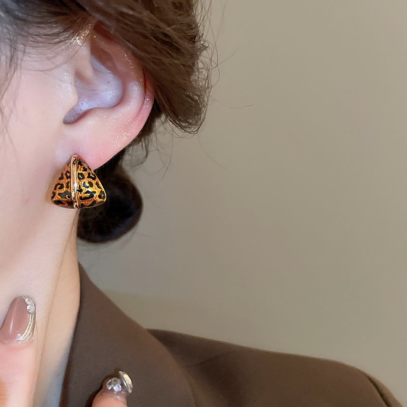 Boucles d'oreilles à clous géométriques à imprimé léopard en or véritable plaqué or haut de gamme, boucles d'oreilles rétro, boucles d'oreilles à la mode et au tempérament_voghion.com
