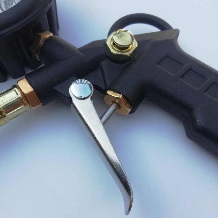 High-precision tire pressure gauge with inflator, car tire pressure monitor, oil-immersed tire pressure gauge, and air pump gun