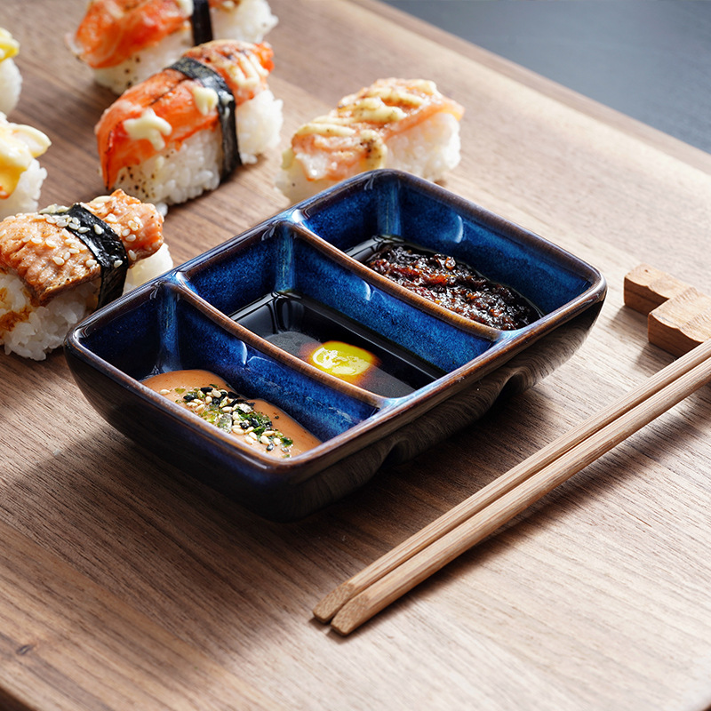 El horno se convierte en un plato de bocadillos creativo de tres comparticiones retro, plato de salsa, plato de cocina japonesa, plato de salsa de cerámica, plato de sushi