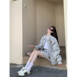 Женский костюм-двойка в стиле casual: толстовка с американским лацканом и юбка на резинке, весна-осень 2025 года