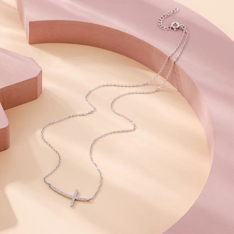 Silverhalsband med kors för kvinnor med gnistrande stenar_voghion.com