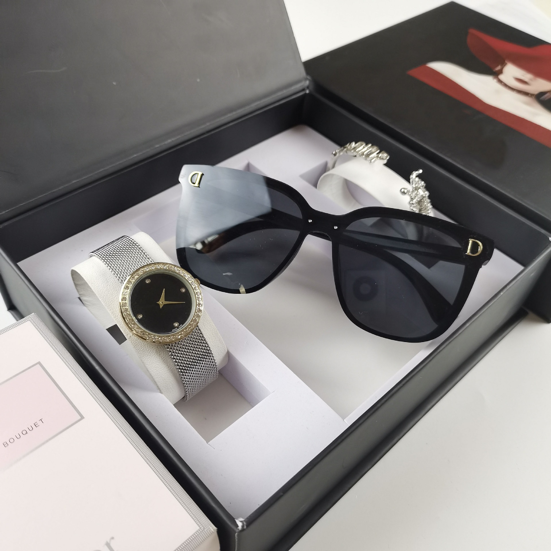 Eyeglass set D mesh with gold and black accents