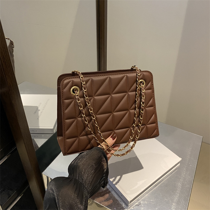 Este año, la popularidad de la bolsa 2024 nueva moda de verano, bolso de hombro, nicho de alta calidad, bolso de hombro universal