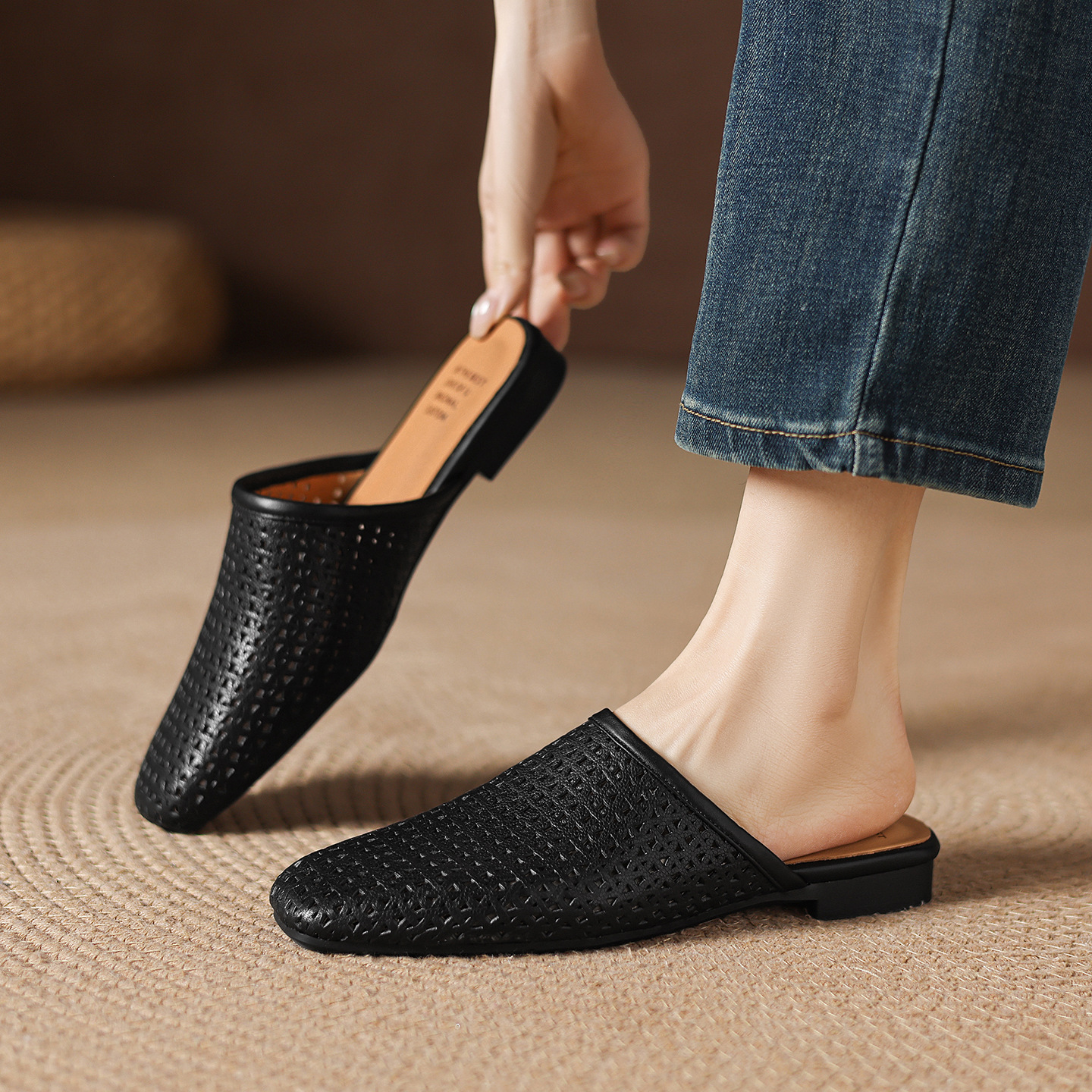 Dép sandal nữ quai chữ V đế bệt da bò mùa xuân hè — đen