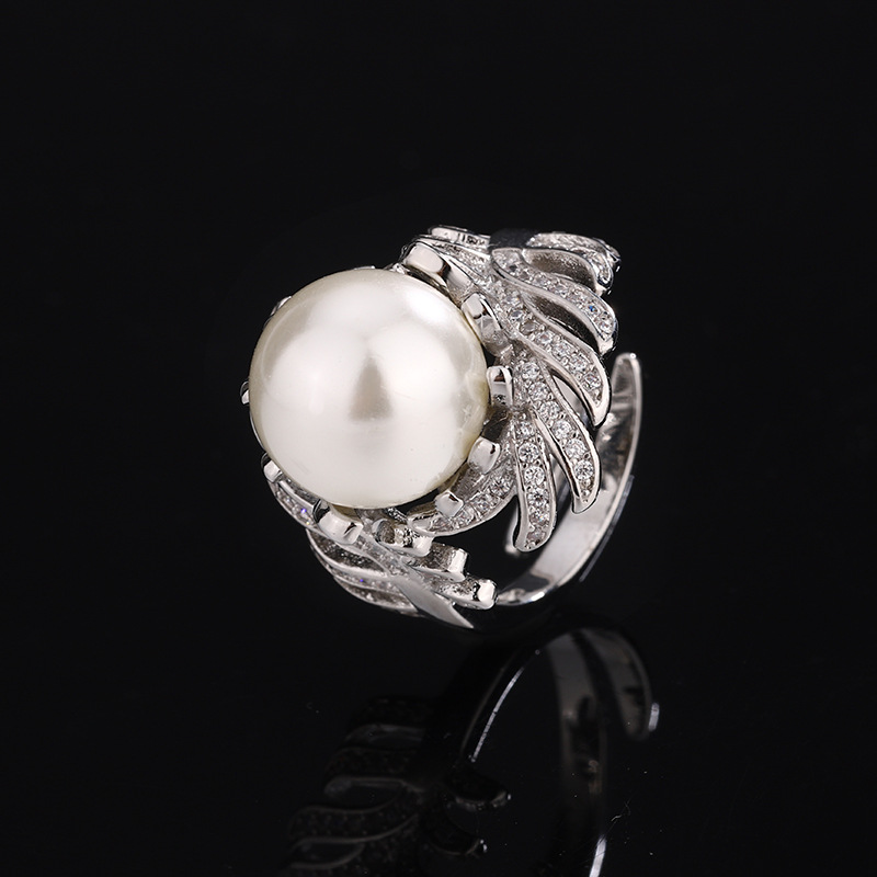 2024 nueva joyería cobre chapado en platino nuevo estilo con incrustaciones de plumas de perlas temperamento anillo de lujo ligero 12mm