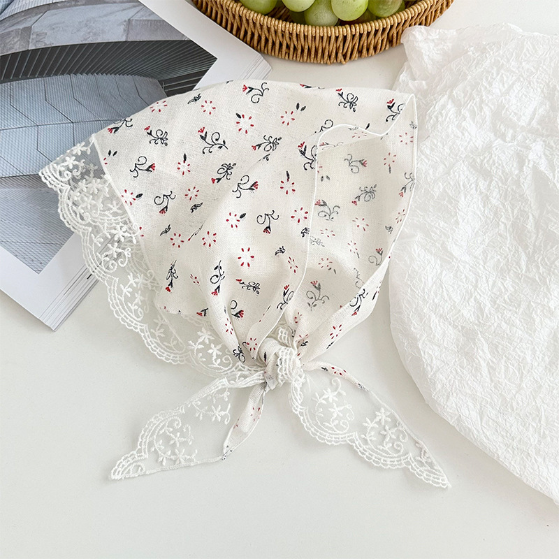 Bufanda de seda Bufanda triangular con borde de encaje Bufanda de mujer Pequeño estilo pastoral fresco bolso floral decorativo pañuelo para el cabello