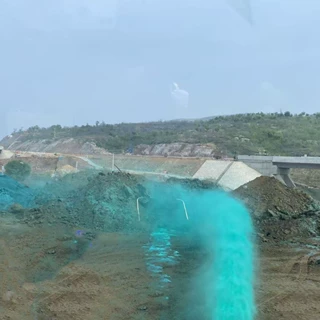 环保抑尘剂铁路煤矿抑尘工地结壳剂空气抑尘固沙剂道路保湿抑尘剂