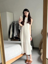 法式茶歇气质白色背心连衣裙女夏季新款宽松圆领中长裙设计感温柔