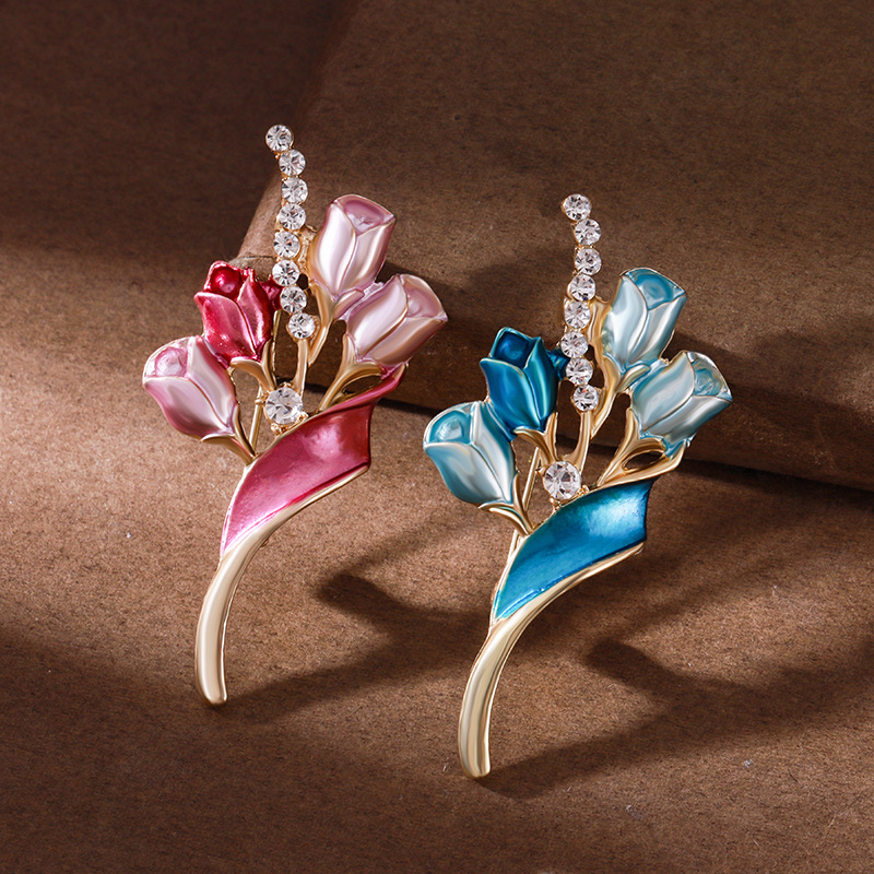 Elegante roos broche voor dames, corsage met diamanten accent_voghion.com