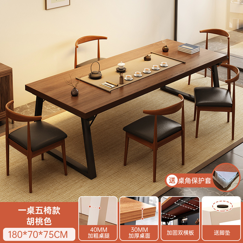 Juego completo de mesas y sillas rectangulares grandes de madera maciza para preparar y disfrutar del té, adecuadas para la sala de estar, en un estilo chino tradicional.