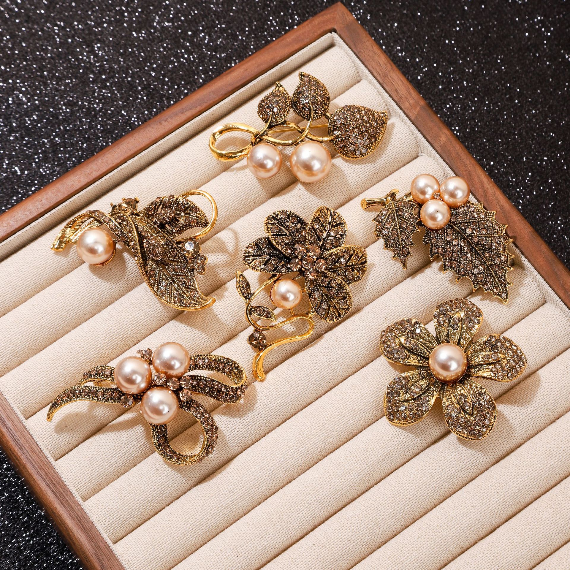 Vintage Blumenbrosche Mit Strass Und Perlen Elegantes Design_voghion.com