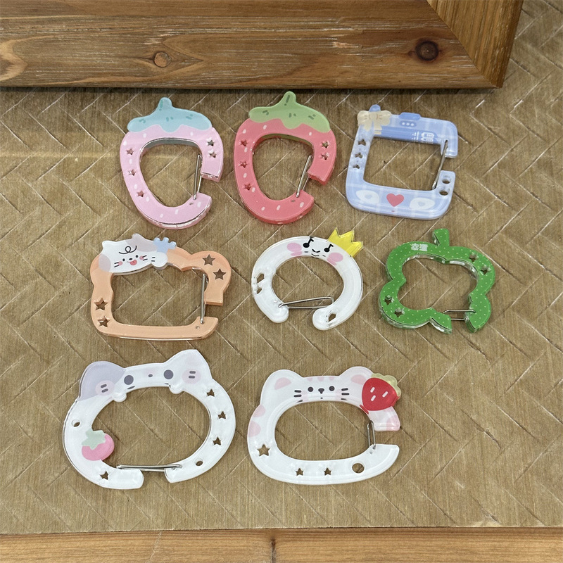 Strawberry Cat Four-leaf Clover Girlfriend Mountaineering Clasp Acrylic Pendant Hand Account Decoration Korean Hollow Keychain Pain Bag