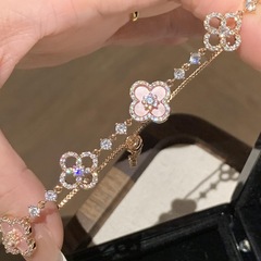ヴィンテージ中古のモザイクはドリルの粉の貝の母の四つ葉のクローバーのブレスレットの透かし彫りの小さい大衆の贅沢な設計を満たしています。