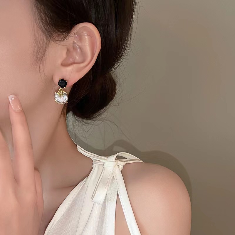 Orecchini asimmetrici in zircone per donna, design di nicchia, orecchini di alta qualità, gioielli per le orecchie leggeri e di lusso alla moda_voghion.com