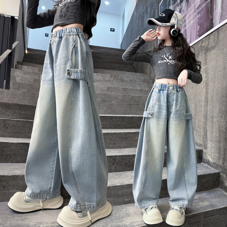 Jeans in denim effetto used per bambini con orlo grezzo e vestibilità comoda - Jeans elasticizzati in vita azzurri per bambine (3-8 anni), stile streetwear alla moda_voghion.com