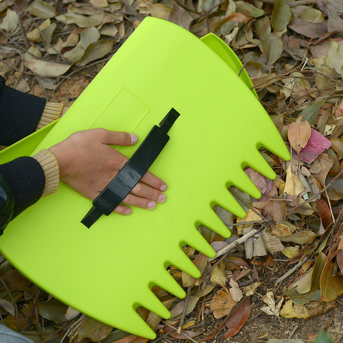 Outdoor Fallen Leaf Gathering Plastic Rake for Collecting Leaves in the Garden, Garden Leaf Rake, Landscape Tool