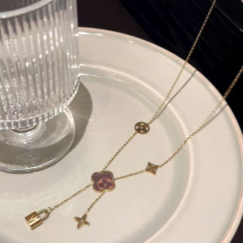 Cross-Border New Style Light Luxury High-End Accessories for Women, Fashionable and Simple Hollow Design Double Ring Four-Leaf Clover Clavicle Chain Cross-Border New Style Light Luxury High-End Accessories for Women, Fashionable and Simple Hollow Design Double Ring Four-Leaf Clover Clavicle Chain