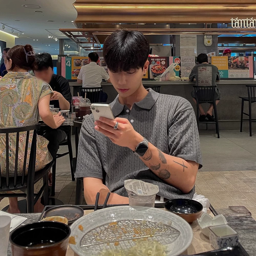 Вязаный с лацканным вырезом с короткими рукавами мужской 2025 летний новый свободный поло рубашка короткий T корейский тренд футболка с половиной рукава