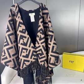 字母正确版老花羊毛斗篷双面双色字母款羊绒流苏围巾披肩厂家批发