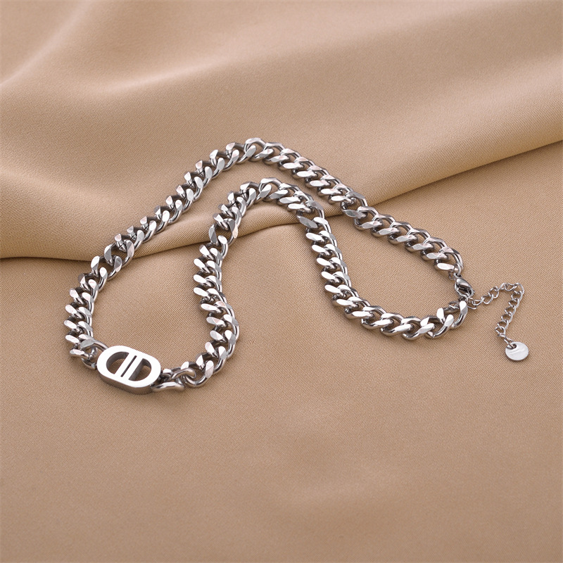 Collar de acero de titanio para mujeres simple y versátil estilo ligero de lujo nicho diseño de alta calidad no decoloración joyería de cadena de clavícula al por mayor
