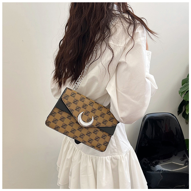 Korean version armpit small square 2024 new texture fashionable letter printed handbag personalized single shoulder_voghion.com