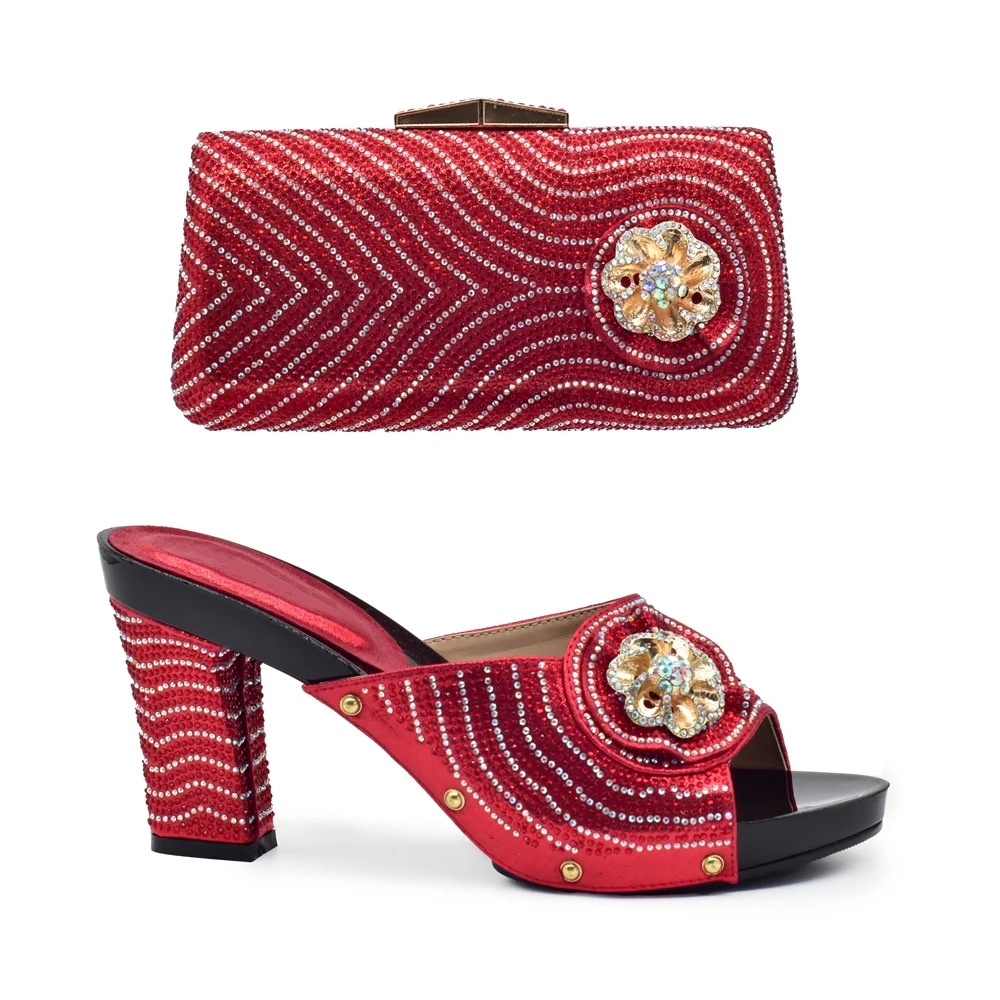 Pair the evening with floral embellished round toe high-heeled sandals and a stylish clutch casual suit_vogvips.com