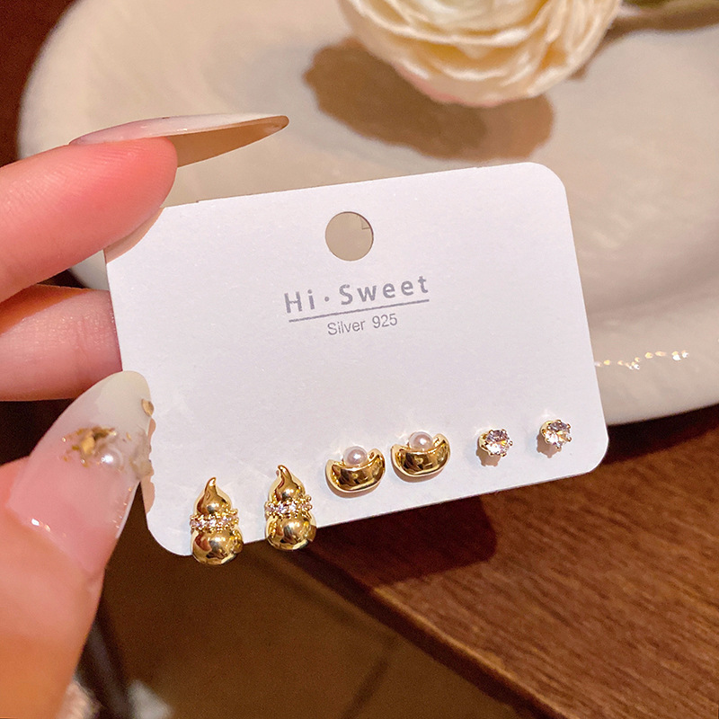 S925 aguja de plata exquisito ZIRCON oído-aumento traje pequeño oído espárragos Luz de lujo nicho versátil temperamento perla pendientes femeninos