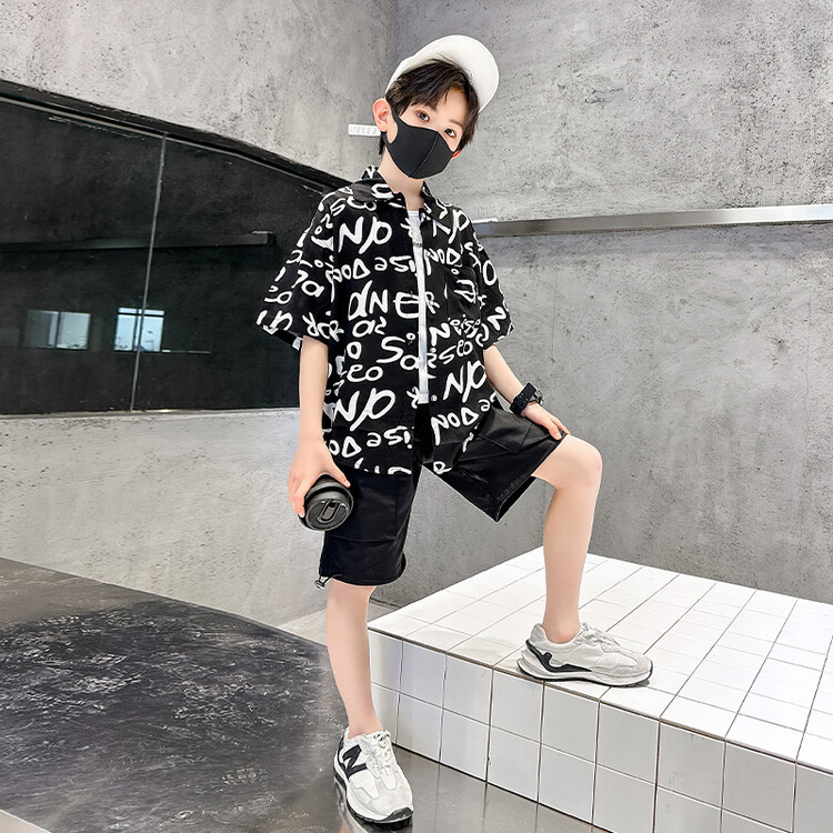 Camisa de los muchachos verano manga corta delgada 2023 nuevo estilo occidental de los niños fritos calle media manga ropa de verano niños traje venta al por mayor