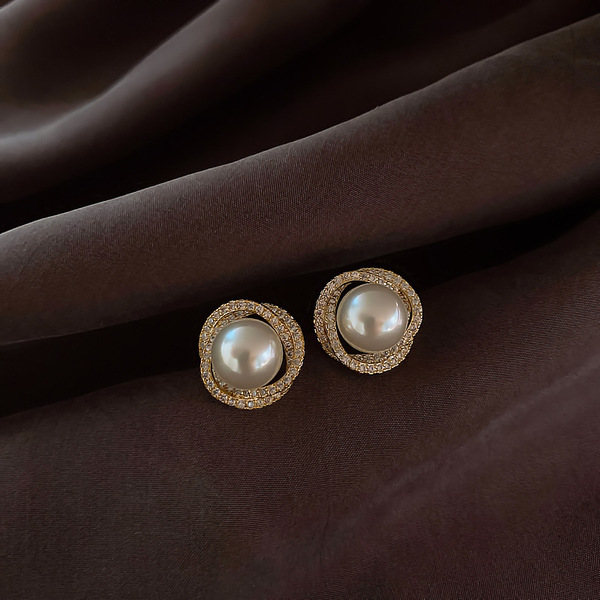 elegant earrings from pearl